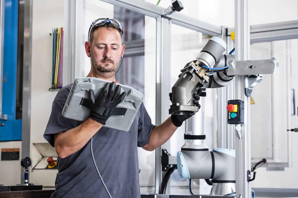 3 Ways to Program Industrial and Collaborative Robots - Augmentus
