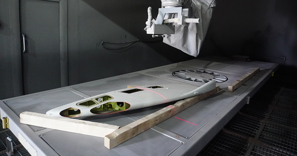 Augmentus’ vision system capturing the geometry of a complex airplane wing workpiece using high-precision 3D scanning. The scanned data is then processed through the AutoPath™ software, enabling operators to automatically generate accurate toolpaths without coding—dramatically reducing programming time and eliminating manual teach-in.
