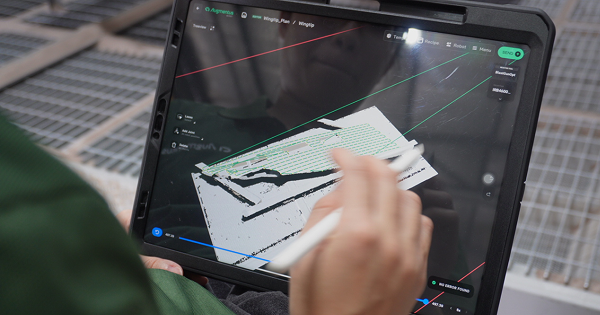 Augmentus’ vision system capturing the geometry of a complex airplane wing workpiece using high-precision 3D scanning. The scanned data is then processed through the AutoPath™ software, enabling operators to automatically generate accurate toolpaths without coding—dramatically reducing programming time and eliminating manual teach-in.