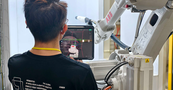 An Augmentus engineer deploying the solution on-site at a customer’s facility. The intuitive, no-code interface enables rapid setup and programming directly in real-world production environments—minimizing downtime and accelerating automation rollout.